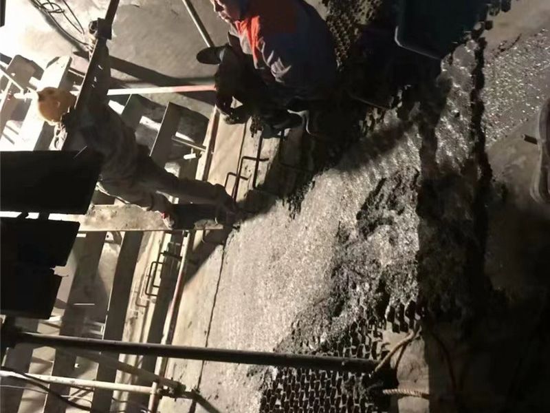 高強耐磨料施工現場